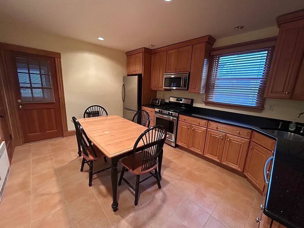 2 bed, 1.0 bath, 1100 sqft, $2,950 — Photo 3