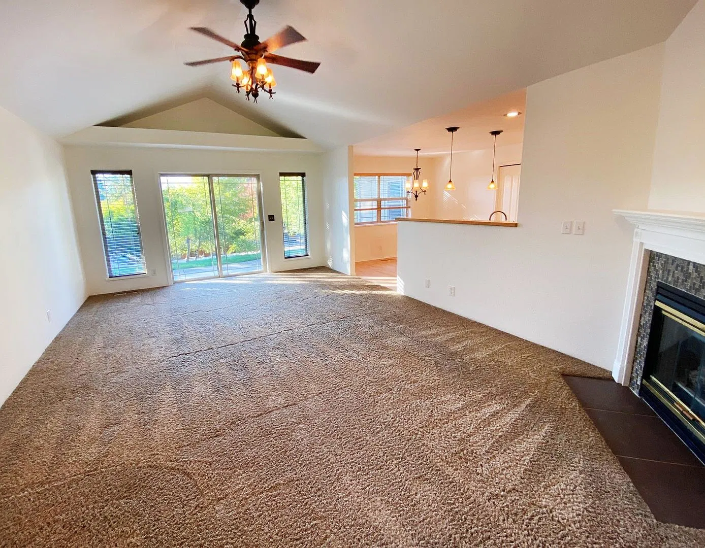 Beautiful Large 4 Bedroom Home in Hucrest! — Photo 4