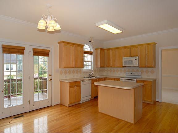 Open Kitchen w/ Center Isle