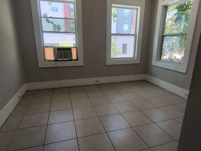 417 N Liberty St #8 — Photo 2