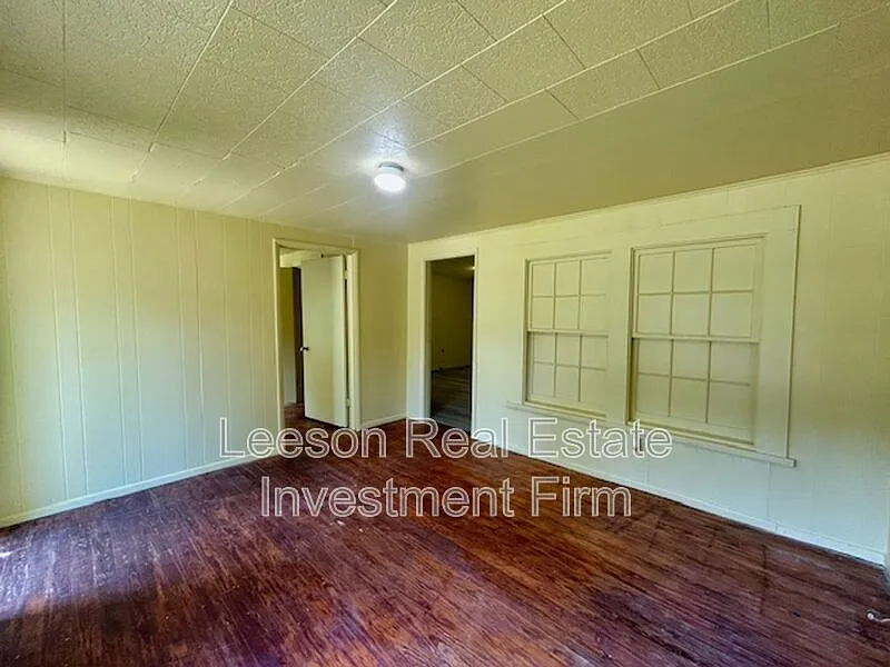 3 bed, 1.0 bath, 924 sqft, $695 — Photo 3