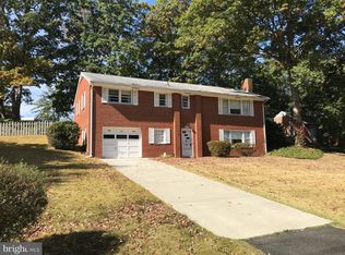 5912 Bush Hill Dr, Alexandria, VA 22310