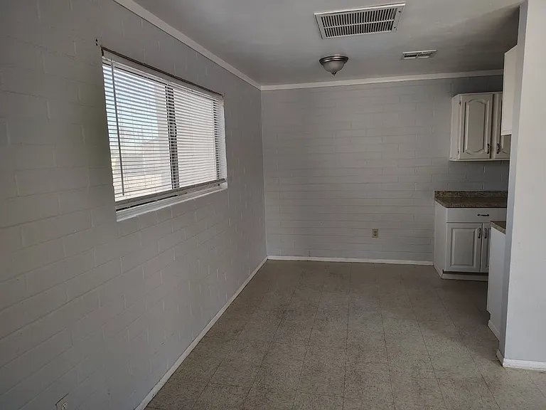 1055 N 8th Pl — Photo 5
