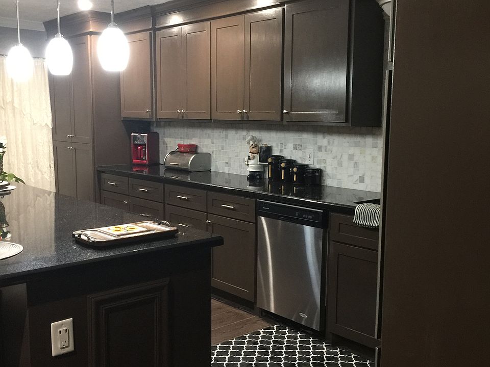 Kitchen with 8ft bar