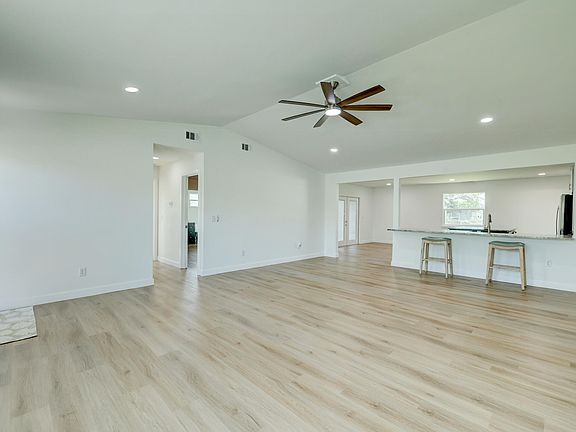 4th image of 2038 SW Grant Avenue