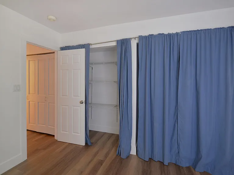 2nd Bedroom w/ 2 closets