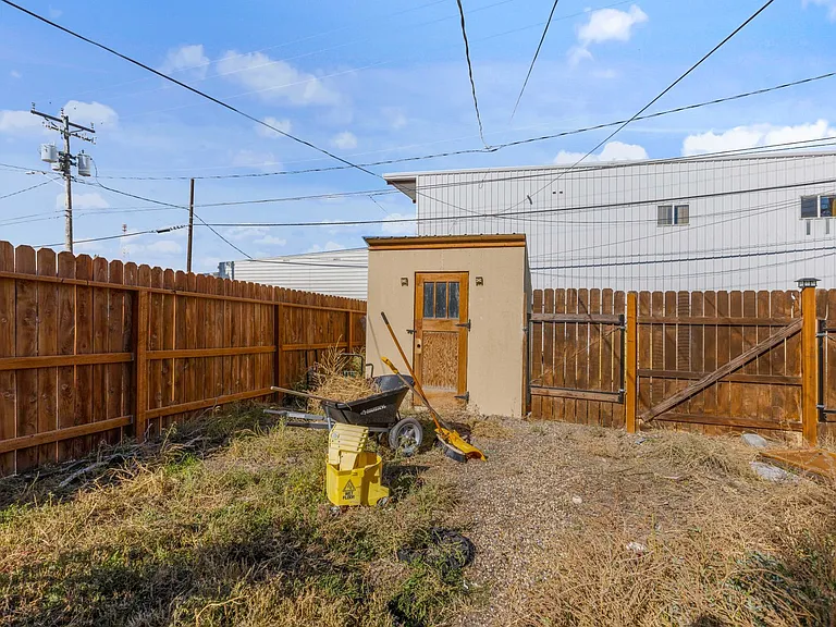 721 N Water Ave — Photo 29