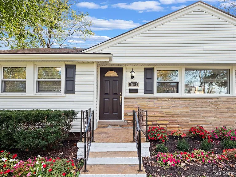 2046 Yorkshire Rd — Photo 32