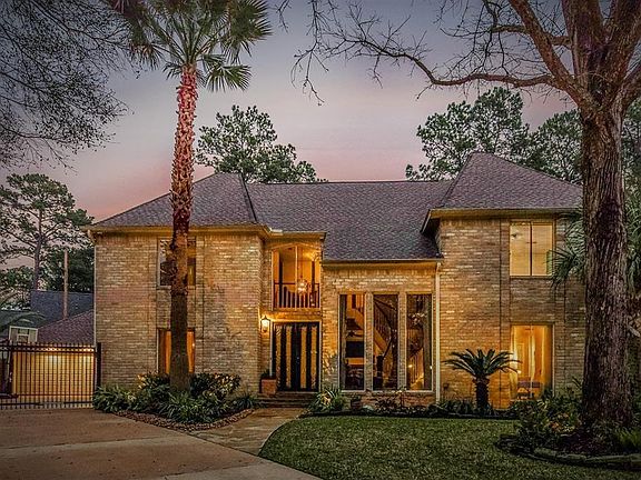 Gorgeous grand home on cul de sac lot with automatic driveway gate