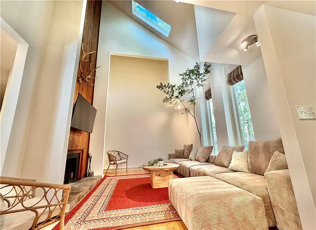 6 bed, 3.5 bath, 5012 sqft, $7,500 — Photo 4