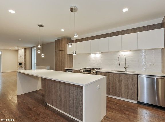 4th image of 1637 N Artesian Ave #1