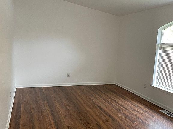 3rd image of 711 SE Mockingbird Dr #711