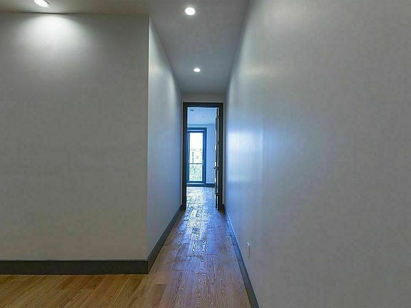 3rd image of 182 Jefferson St #3R