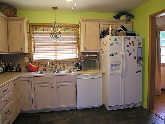 Remodeled Kitchen w/new cabinets, backsplash, countertops & slate floors!