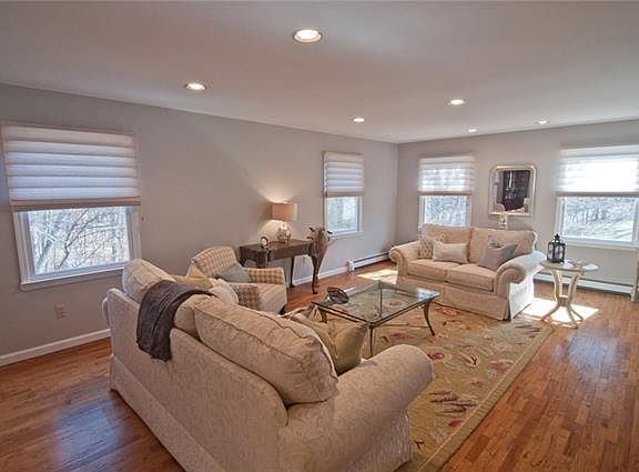3rd image of 25 Glenwood Ln