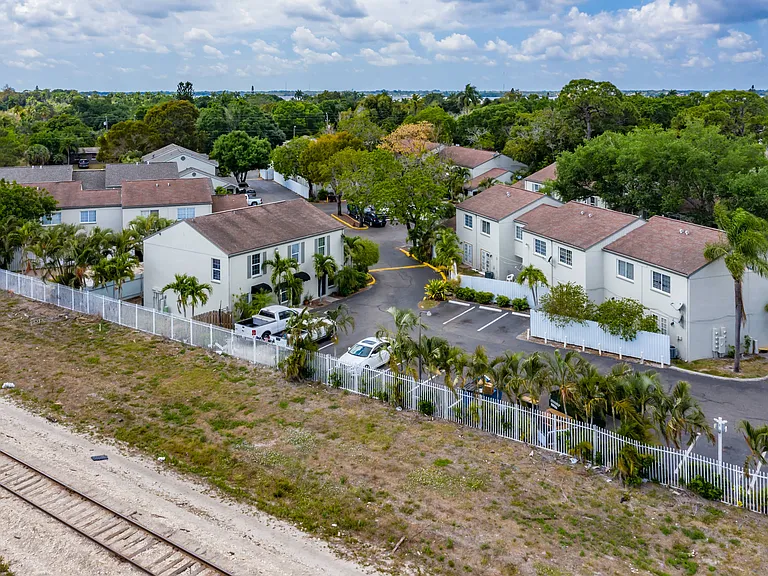 Woodside Villas Apartments — Photo 1