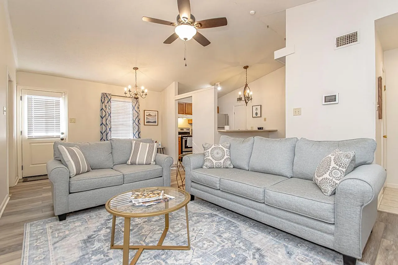 2 bed, 1000 sqft, $3,300 — Photo 1