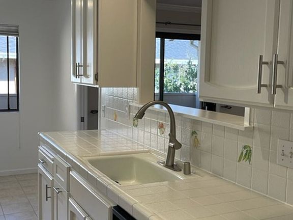 2nd image of 575 Tyndall St APT 4