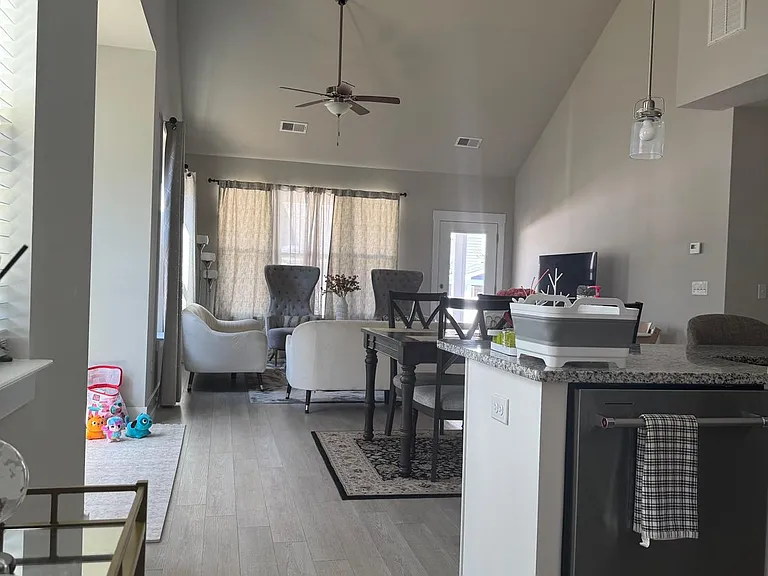 104 Greensdale Ln — Photo 3