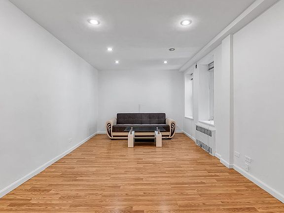 3rd image of 14018 Burden Cres APT 305