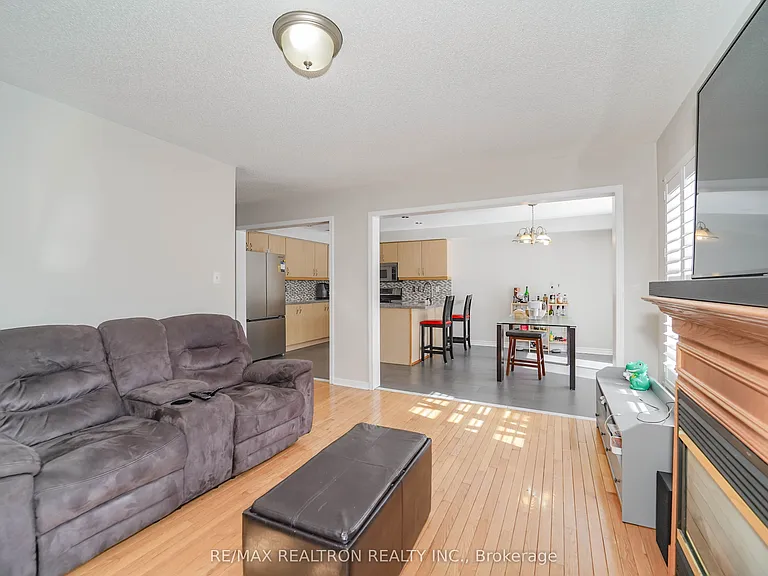 59 Scottsdale Dr — Photo 5