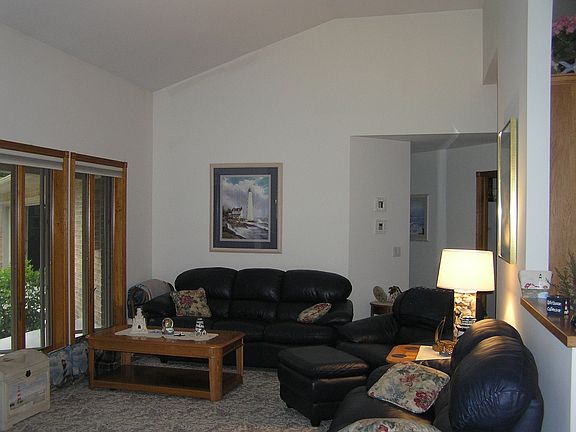 family room vaulted ceiling 