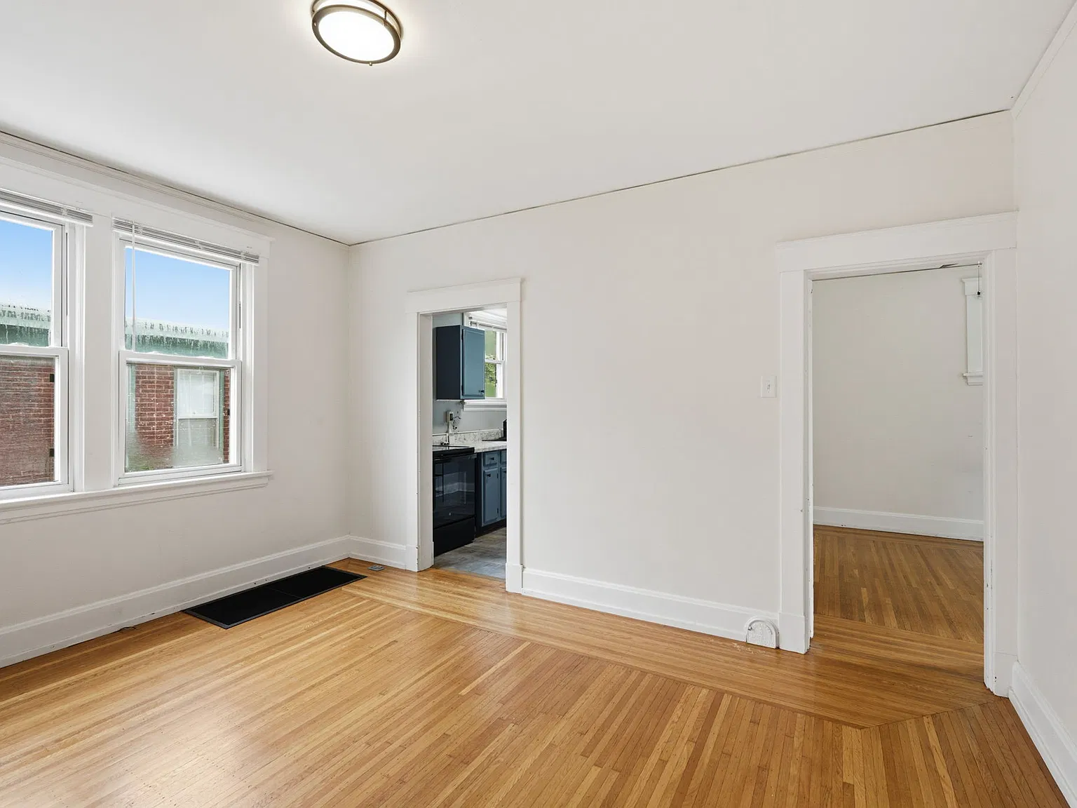 5 bed, 2200 sqft, $4,125 — Photo 3