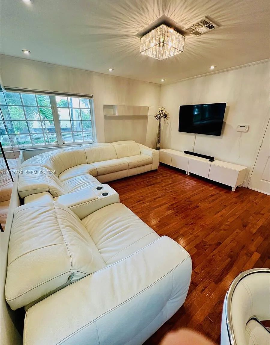 Euclid 600 Condo — Photo 3