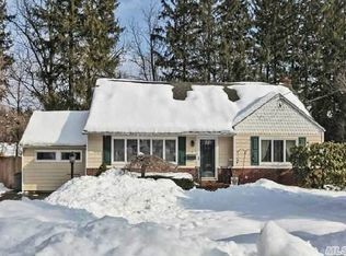 8 Michael Ln, Huntington Station, NY 11746