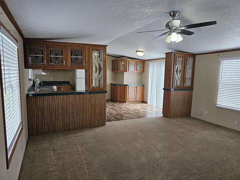 827 Gregs Way — Photo 1
