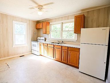 5th image of 127 Holly Tree Cir