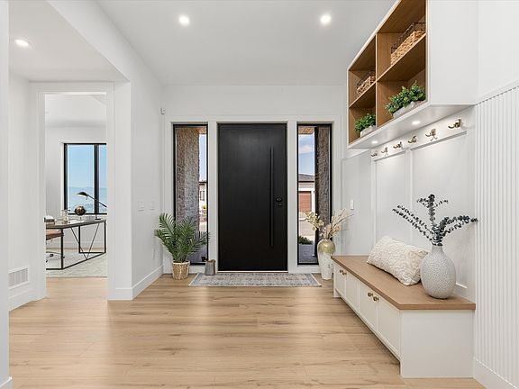4th image of 245 Turnberry St