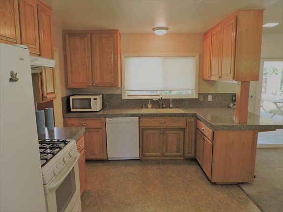 4th image of 520 Debbie St