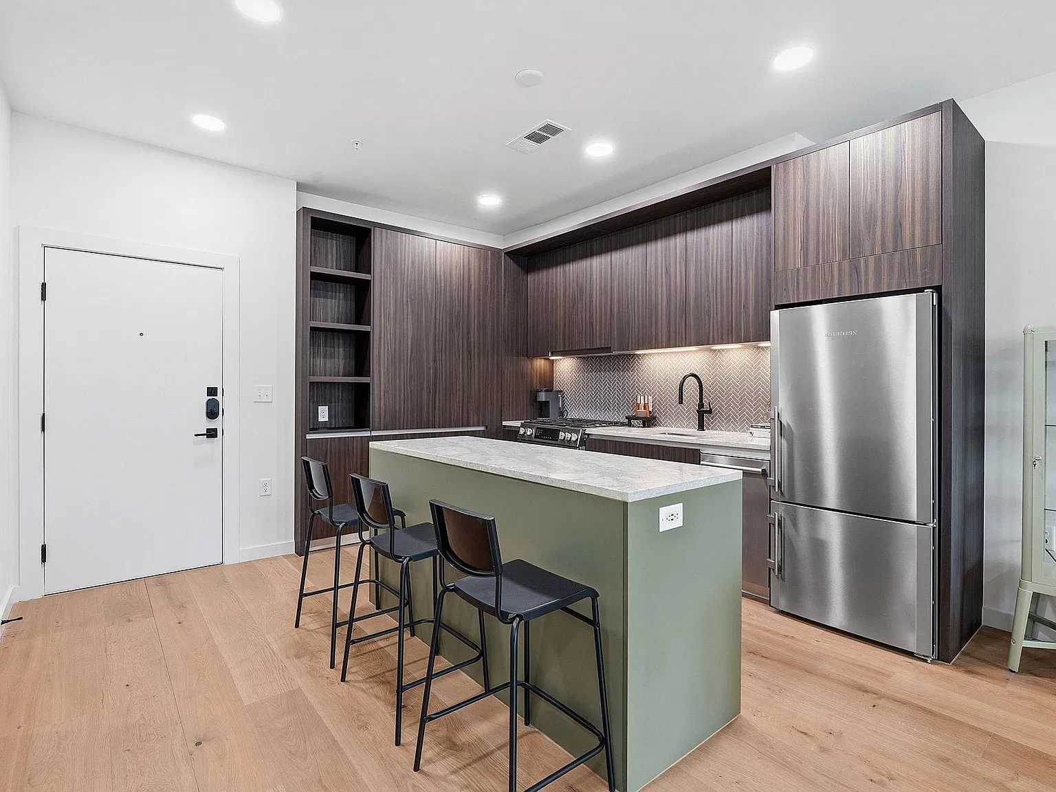 1 bed, 1.0 bath, 819 sqft, $3,000 — Photo 2