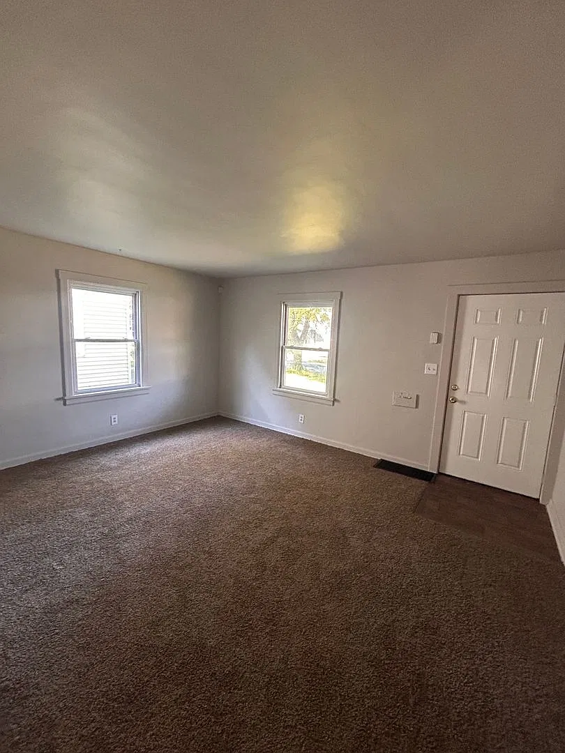 4011 South Park Dr — Photo 2