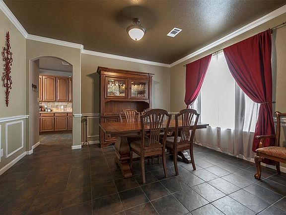 3rd image of 923 Hidden Oaks Dr