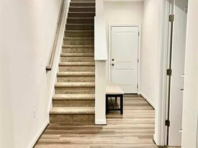 2209 Swallowtail Ln — Photo 2