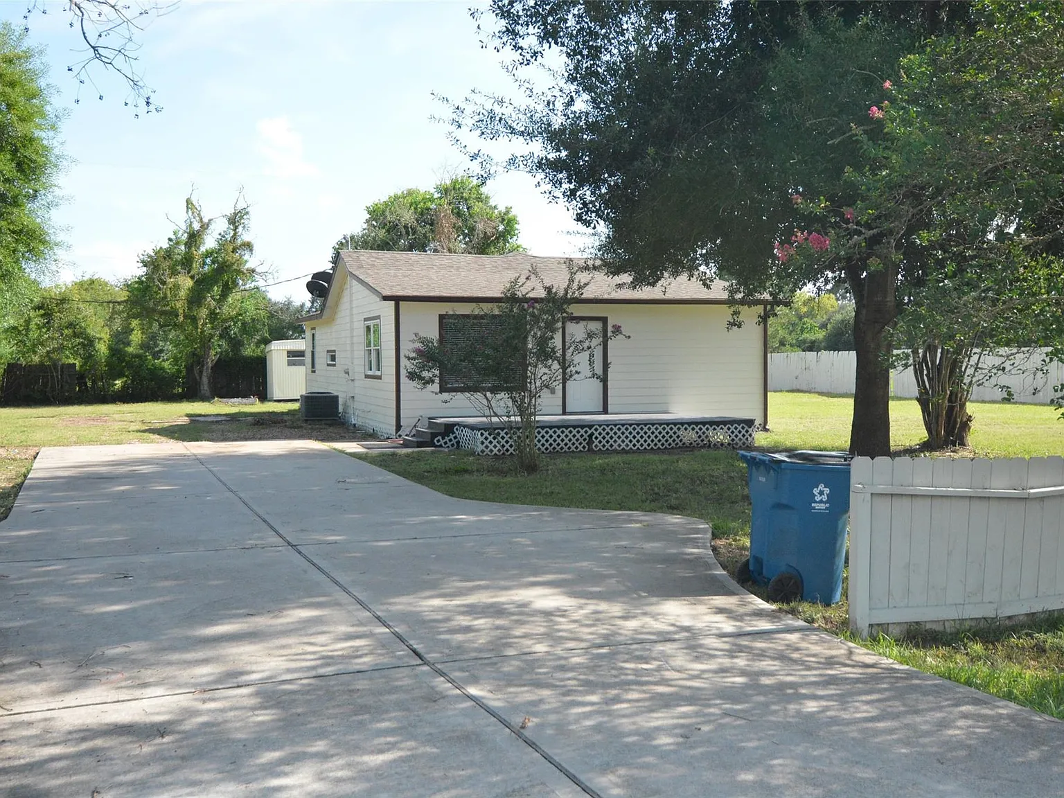 3 bed, 2.0 bath, 1256 sqft, $1,500 — Photo 2