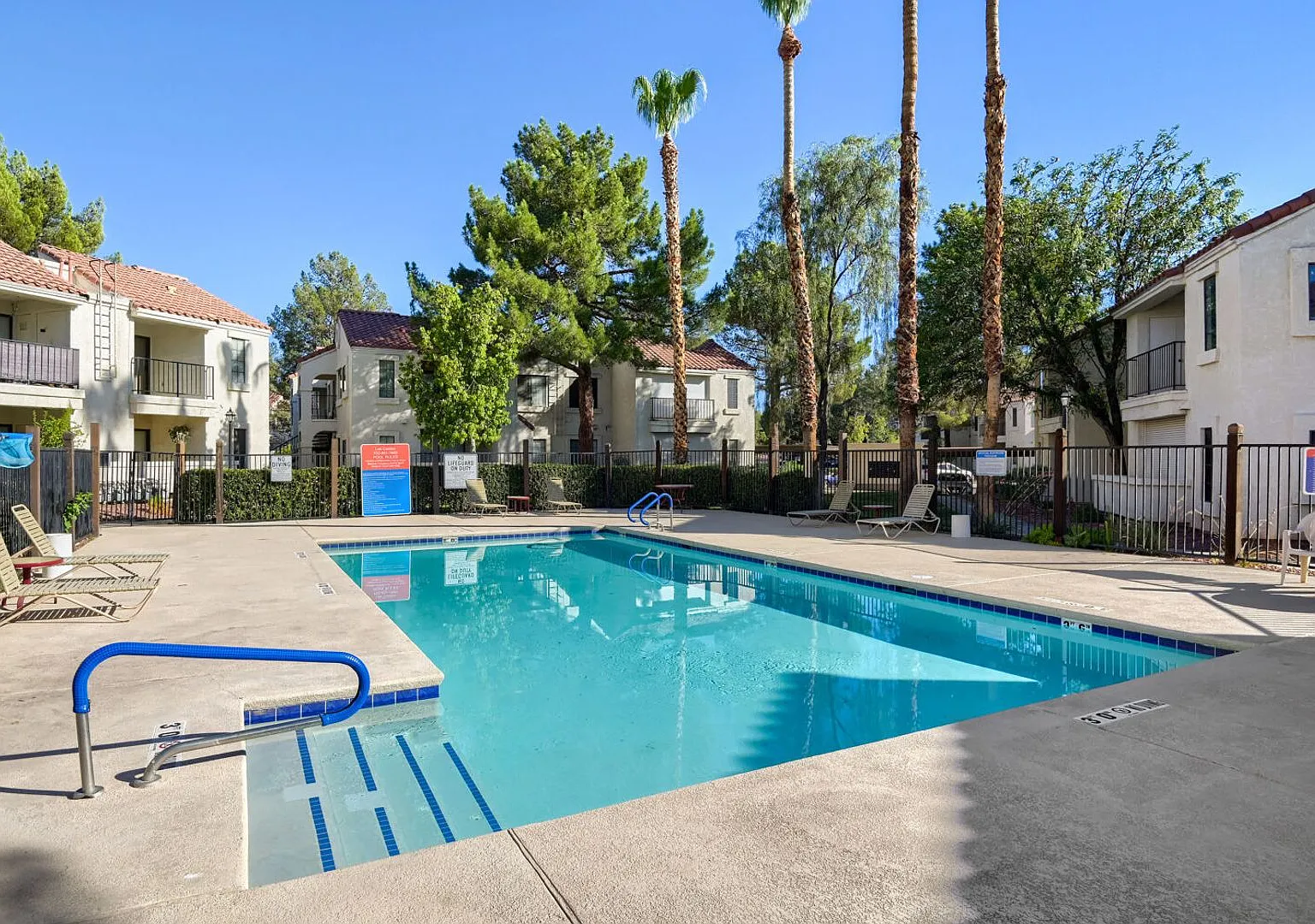 Beautiful 2 Primary Bedroom Downstairs Unit in Gated Community With Pool! — Photo 3
