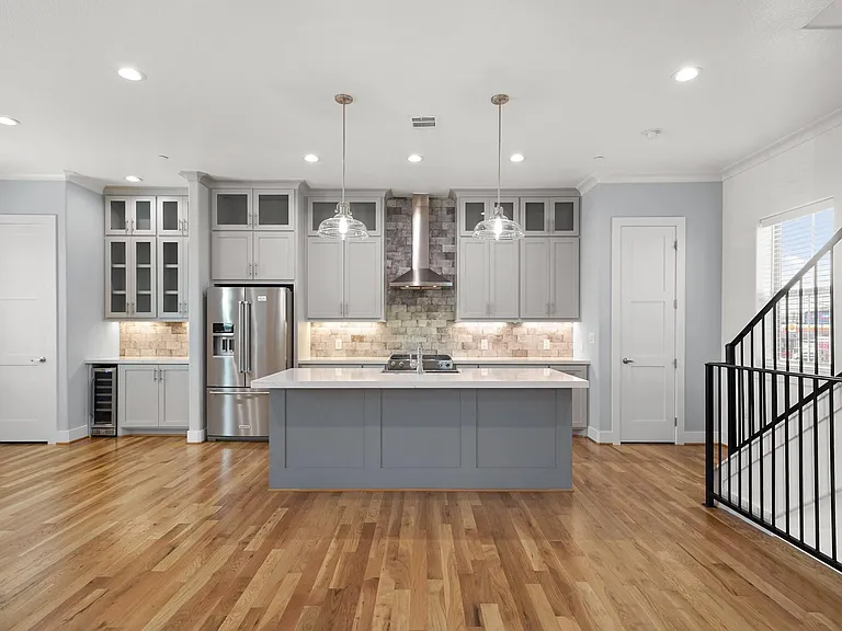 5345 Larkin St — Photo 2