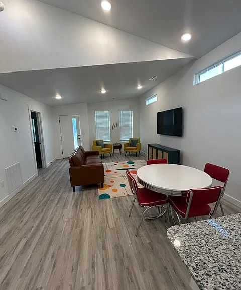 1061 States Ave — Photo 7