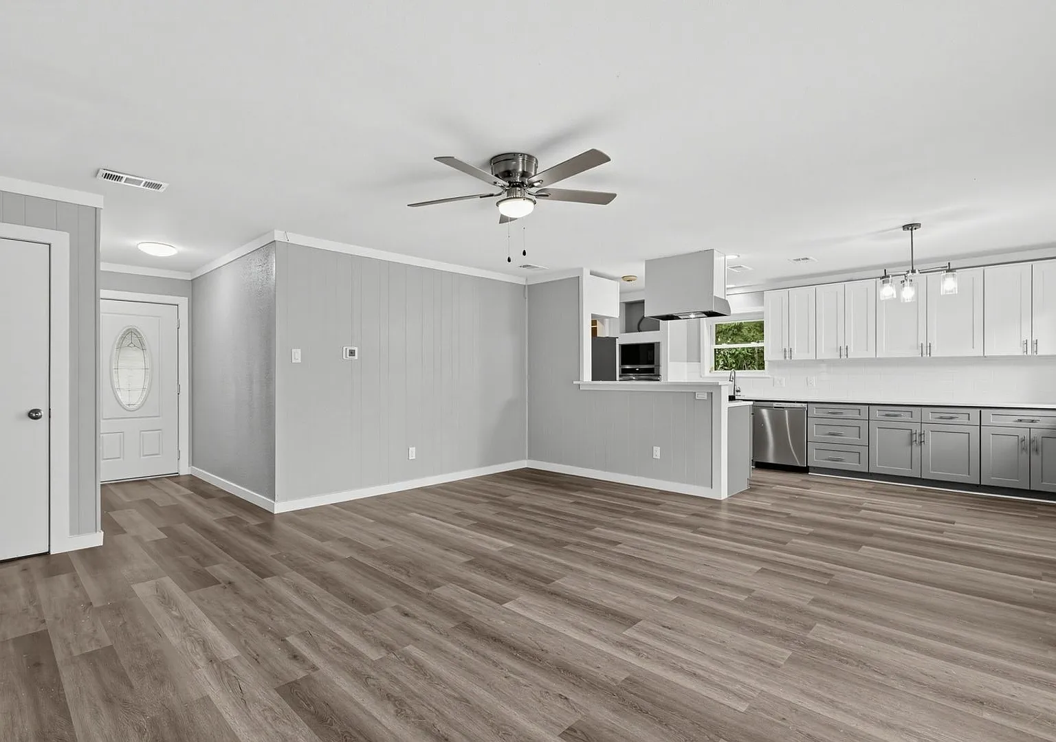 Charming 4BR House in Bedford — Photo 3