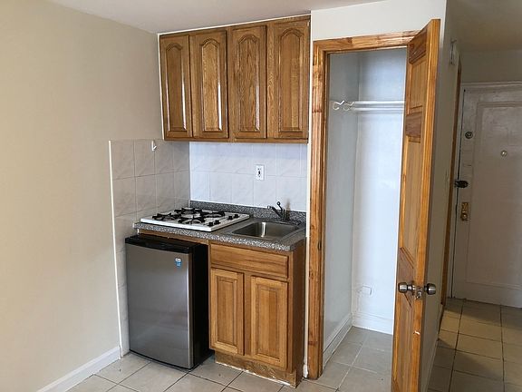 3rd image of 589 1st Ave APT 7