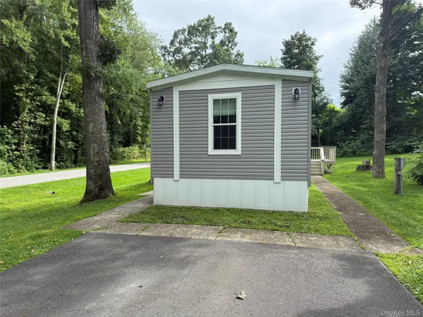127 Woodcrest Drive, Modena, NY 12548