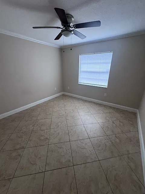 Updated 2 Bedroom 1 Bath unit with private and fenced backyard — Photo 4