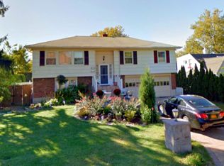 166 Powerhouse Rd, Roslyn Heights, NY 11577