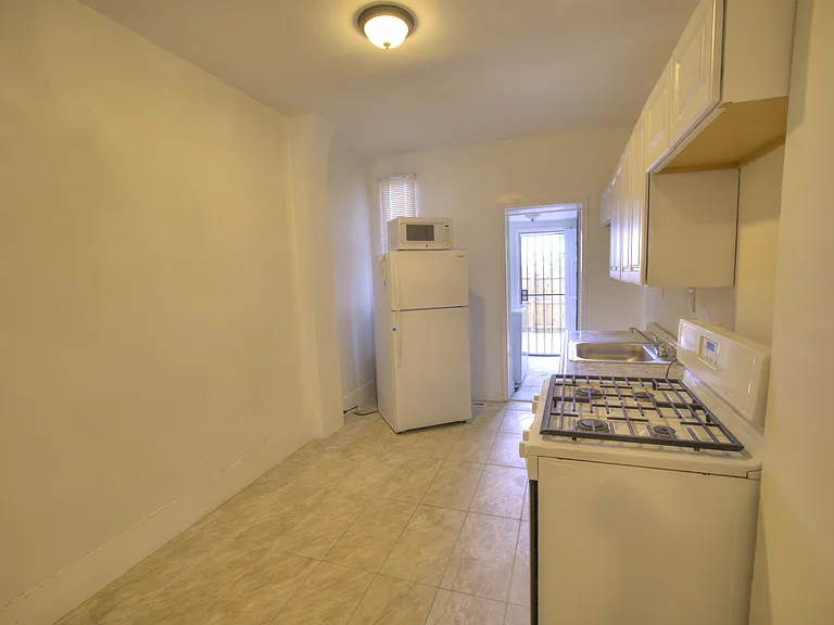 2540 Greenmount Ave — Photo 5