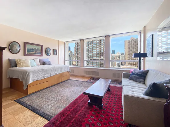 300 East 33rd Street image 1 of 13
