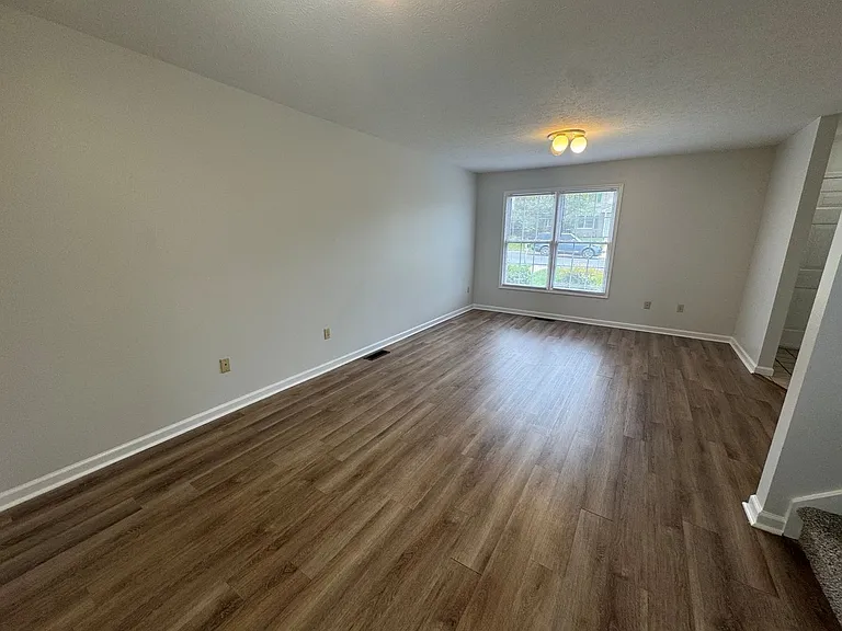1058 Oriole Ln — Photo 4