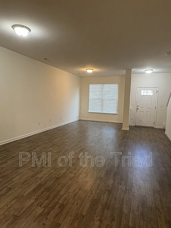 3 bed, 2.5 bath, 1664 sqft, $1,900 — Photo 2